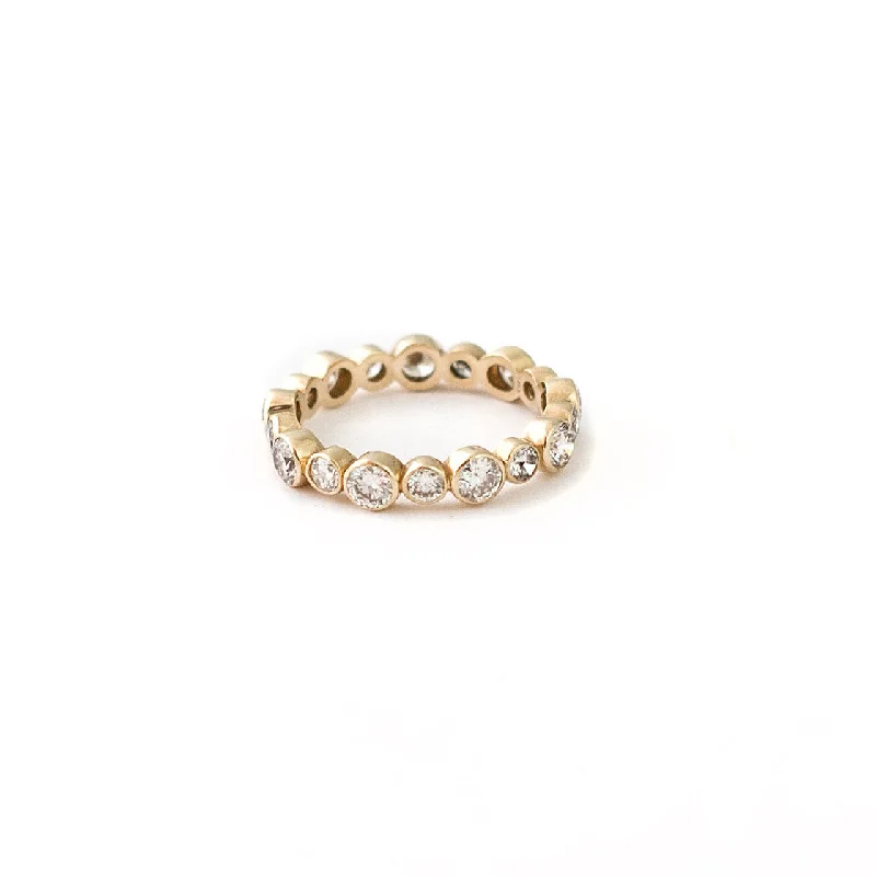 amy : alternating diamond eternity band