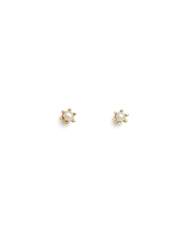 PETITE PEARL STUDS (9K GOLD)