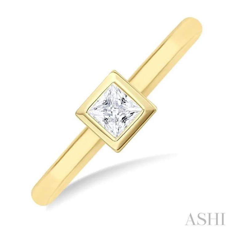 1/6 Ctw Petite Bezel Set Round Cut Diamond Fashion Ring in 10K Yellow Gold